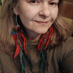 Alternative view of kolczyki z piór Szmaragd z maliną