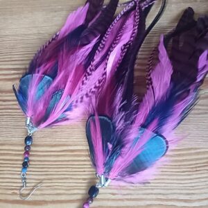 Alternative view of kolczyki z piór Fuksja z granatem