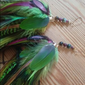 Alternative view of kolczyki z piór Bordowe krople