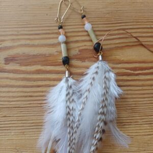 Alternative view of kolczyki z piór Linear White