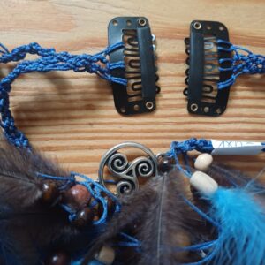 Alternative view of podwójna spinka z piór Błękitny Triskelion