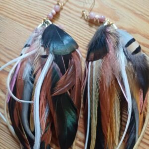 Alternative view of kolczyki z piór Wildrose