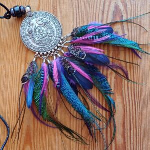 Alternative view of naszyjnik z piór Whispering Sage